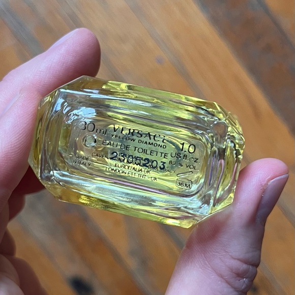 Versace Yellow Diamond Perfume 30 ml / 1 oz - Picture 3 of 5